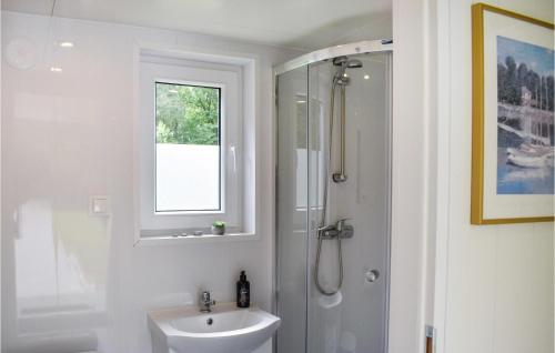 Bathroom sa Cozy Home In Torhamn With House A Panoramic View