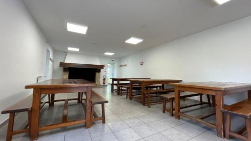 Televízia a/alebo spoločenská miestnosť v ubytovaní Auberge de jeunesse HI Millau La Maladrerie