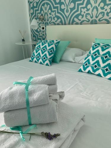 - un lit avec des serviettes et des oreillers dans l'établissement B&B Relais sul Siroto, à Castelnuovo Cilento