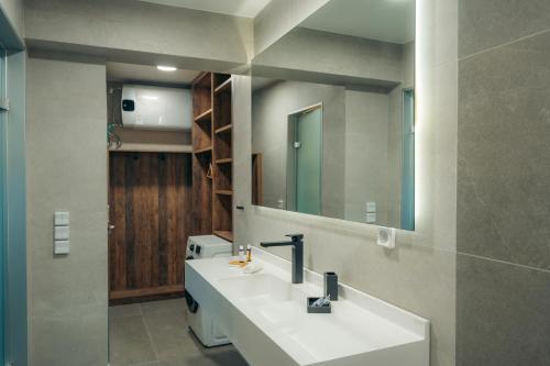 Ванная комната в Loukia Apartments