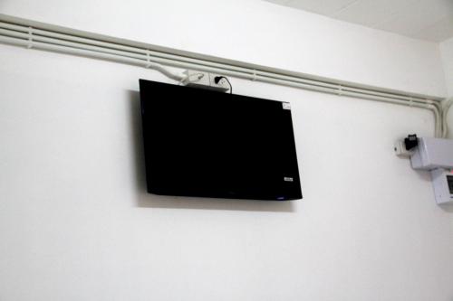 TV i/ili multimedijalni sistem u objektu โรงแรม เดอะพีช / The Peach hotel