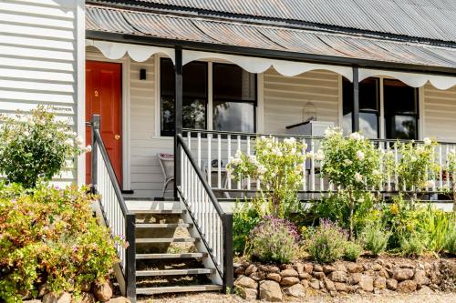 una casa con una escalera que conduce a la puerta principal en Convent Franklin - Alice Catherine Unit, en Franklin