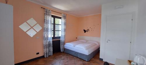 a bedroom with a bed and a window at Eden Guest House Colico in Colico
