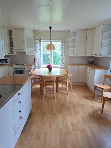 A kitchen or kitchenette at Norrby Gård - Sjövik - Alakerta/ 1st floor / 1. våning / Erdgeschoss