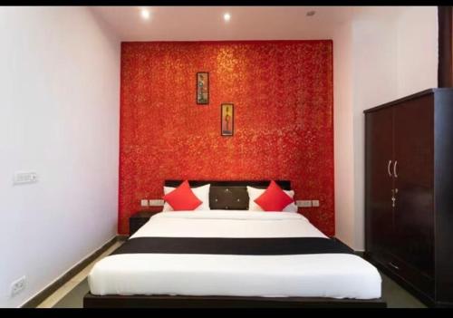 Bulandshahr的住宿－Hotel Park，一间卧室设有一张红色墙壁的大床