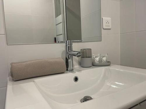 a white sink in a bathroom with a mirror at Studio cosy rue Alexander Taylor, Wifi, 2 pers in Pau
