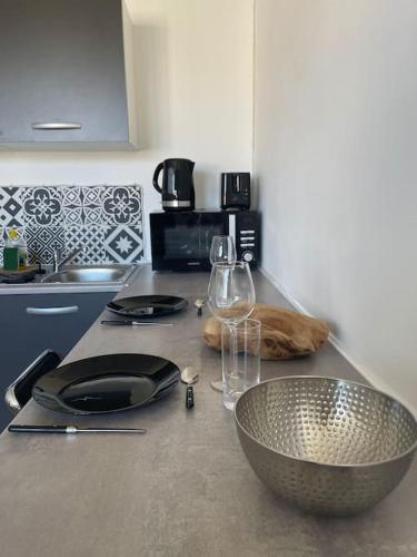 a kitchen counter with a bowl on top of it at Studio cosy rue Alexander Taylor, Wifi, 2 pers in Pau