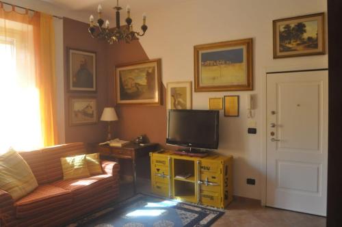 een woonkamer met een bank en een televisie bij Appartamento Ristoro67 in Arezzo