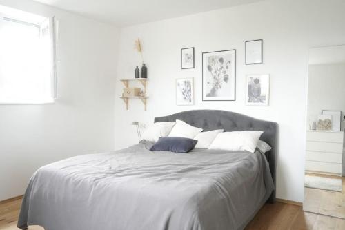 Postel nebo postele na pokoji v ubytování Design Wohnung im Zentrum von Koblenz