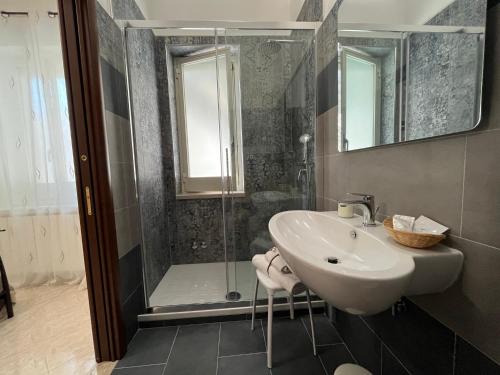 een badkamer met een wastafel en een douche bij Tenuta Donna Giovanna in Maiori