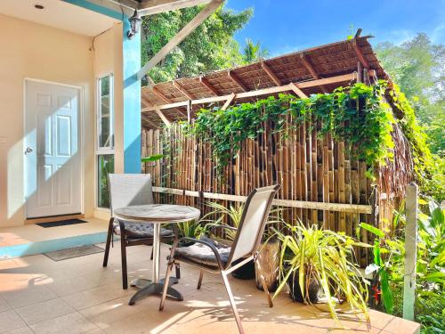 Κήπος έξω από το Sea Dreamer Beachfront Apartments