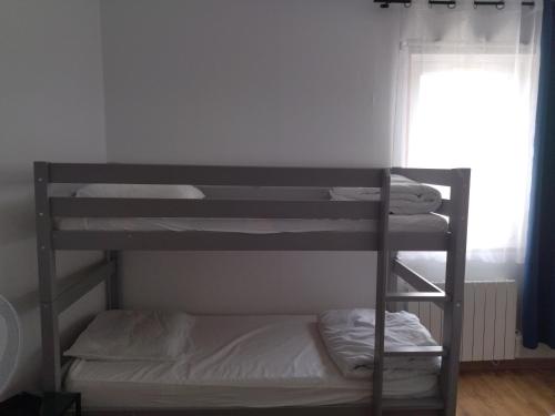 Ce dortoir comprend des lits superposés. dans l'établissement Les Hirondelles, à Berck-sur-Mer