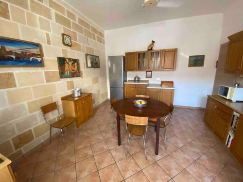 eine Küche mit einem Tisch und Stühlen im Zimmer in der Unterkunft Sonia’s sea house in San Pietro in Bevagna