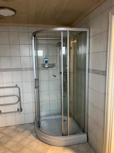 y baño con ducha y puerta de cristal. en Kirkegata 7, en Sarpsborg