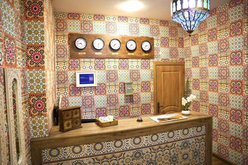 um quarto com uma parede coberta de azulejos coloridos em Sahil Inn Baku Hotel Formula 1 View em Baku