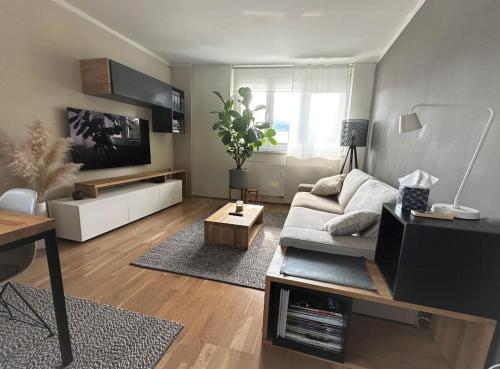 uma sala de estar com um sofá e uma mesa em Trendy Getaway em Ljubljana