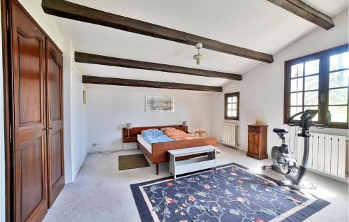 una camera con un letto e un tapis roulant di 3 Bedroom Awesome Home In Saint-pierre-de-vassol a Saint-Pierre-de-Vassols