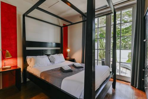 um quarto com uma cama e uma janela grande em Villa Clara, Résidence face à l'océan et au golf de Chiberta em Anglet