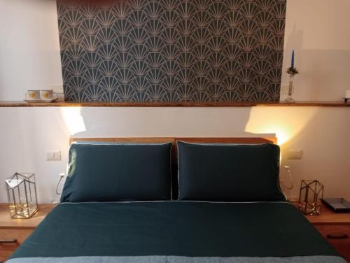 1 dormitorio con 1 cama con colcha verde en Casa Marianna - Centro storico, en Foligno