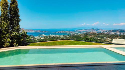 Bazén v ubytování Luxury Villa: Sea & Marina Views nebo v jeho okolí
