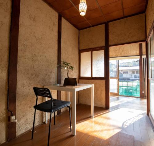 una oficina con escritorio y silla en una habitación en Oto Iro Riva HOUSE - Vacation STAY 18694v, en Kure