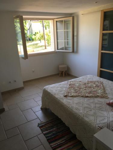 1 dormitorio con cama y ventana en Clos PIMI en Monbazillac