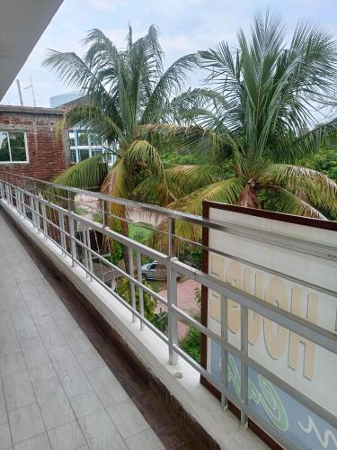 un pont avec des palmiers sur le côté d'un bâtiment dans l'établissement The Gupta Guest House, à Bodh Gaya
