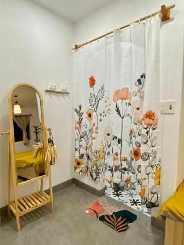 a bedroom with a shower curtain with flowers at Vya homestay Huế in Thôn Lại Thê