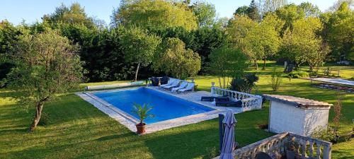 Cartelègue的住宿－Gîte Maelga，院子里游泳池的形象