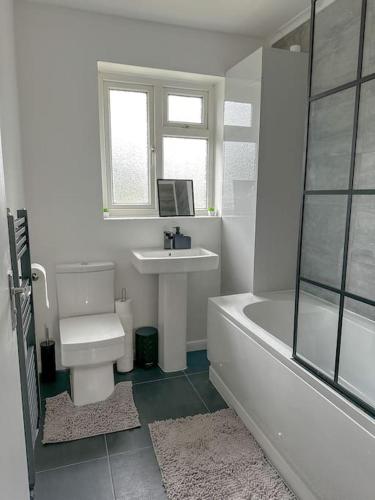 uma casa de banho com um WC, um lavatório e uma banheira em Comfortable Stay in 3 Bed House em Hither Green
