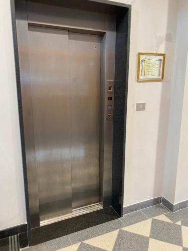 un ascensor en un edificio con una puerta de metal en Hotel Ferrara, en Chianciano Terme