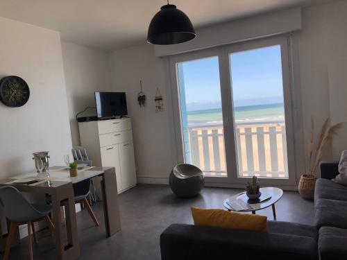 Μια τηλεόραση ή/και κέντρο ψυχαγωγίας στο Appartement sur la plage de Malo les bains vue mer