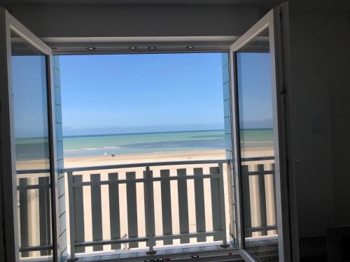 Zimmer mit Balkon und Strandblick in der Unterkunft Appartement sur la plage de Malo les bains vue mer in Dunkerque