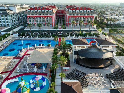 - une vue de tête sur un complexe avec une piscine dans l'établissement Orange County Belek Family Only, à Belek