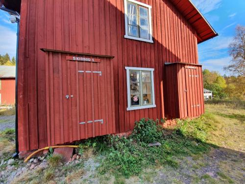 a red barn with a window on the side of it at Backamgården in Sälen