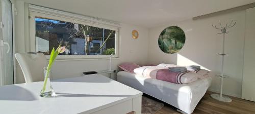 a living room with a couch and a window at All-in-One Apartment mit eigener Sonnenterrasse im Garten in Düsseldorf