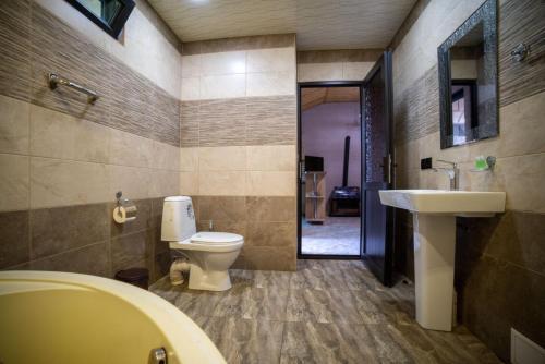 La salle de bains est pourvue de toilettes et d'un lavabo. dans l'établissement Arevik Resort Cottages, à Sevan