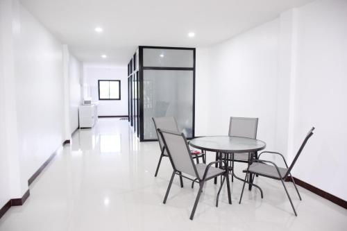 a dining room with a table and chairs at นอน นี่ นะ โฮสเทล Noen nee Na Hostel in Ban Non Na Yao