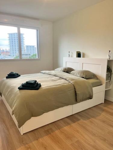 Ένα ή περισσότερα κρεβάτια σε δωμάτιο στο Superbe appartement neuf dans résidence familiale aux portes de Paris avec parking