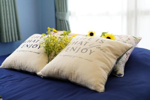 a group of pillows with flowers on a bed at Kameari 911 Budget Stay High Floor Near Station Mall Disney Access in Tokyo
