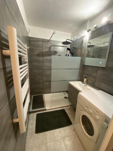 Koupelna v ubytování Studio 127, vue mer et piscine, port Santa Lucia