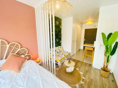 Ένα ή περισσότερα κρεβάτια σε δωμάτιο στο LAKAZ CREOLE - Caen Centre