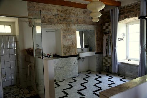 La salle de bains est pourvue d'une douche et d'un lavabo. dans l'établissement Eco Residence Rokotovi, à Stari Grad