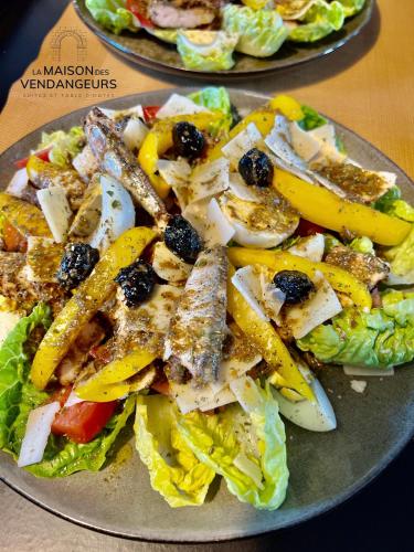 a plate of food with a salad with fish and vegetables at La Maison des Vendangeurs - TABLE D'HÔTES le soir du jeudi au dimanche- Jacuzzi - Balnéo SPA - ACCES PISCINE pour toutes les chambres sauf STUDIO COQUET- Piscine de mai à mi-octobre in Martignargues