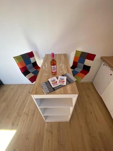 einen Tisch mit Weingläsern und eine Flasche darauf in der Unterkunft Studio lumineux hypercentre in Mont-de-Marsan