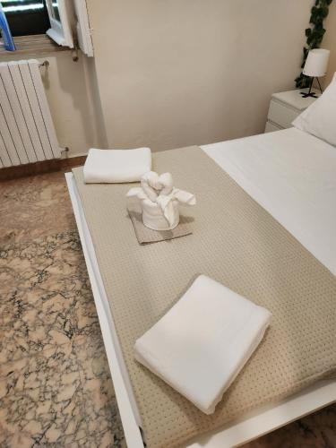 um quarto com duas camas com toalhas brancas numa mesa em Maison Olimpo em Trani
