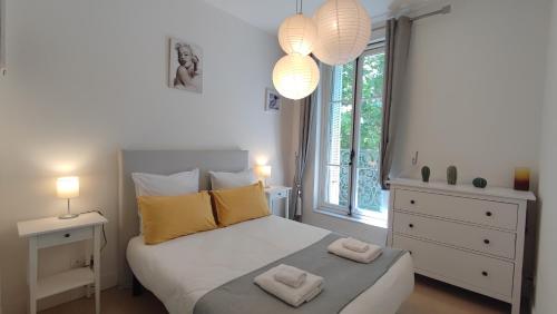 une chambre avec un lit avec deux serviettes dessus dans l'établissement Le Phocéen - T2 46m² avec Balcon - Joliette, à Marseille