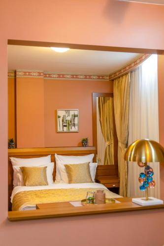 Ein Bett oder Betten in einem Zimmer der Unterkunft Hotel Ambasador Prishtina