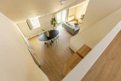 - une vue de tête sur un salon et une salle à manger dans l'établissement VlieMare Appartementen De Kluut, à Oost-Vlieland