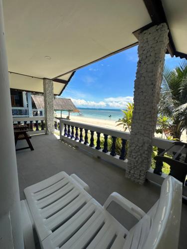 瑤海灘的住宿－幸福感平房酒店，从度假村的阳台上可欣赏到海滩景色